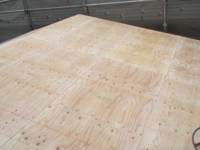 構造用合板を隙間なく貼る